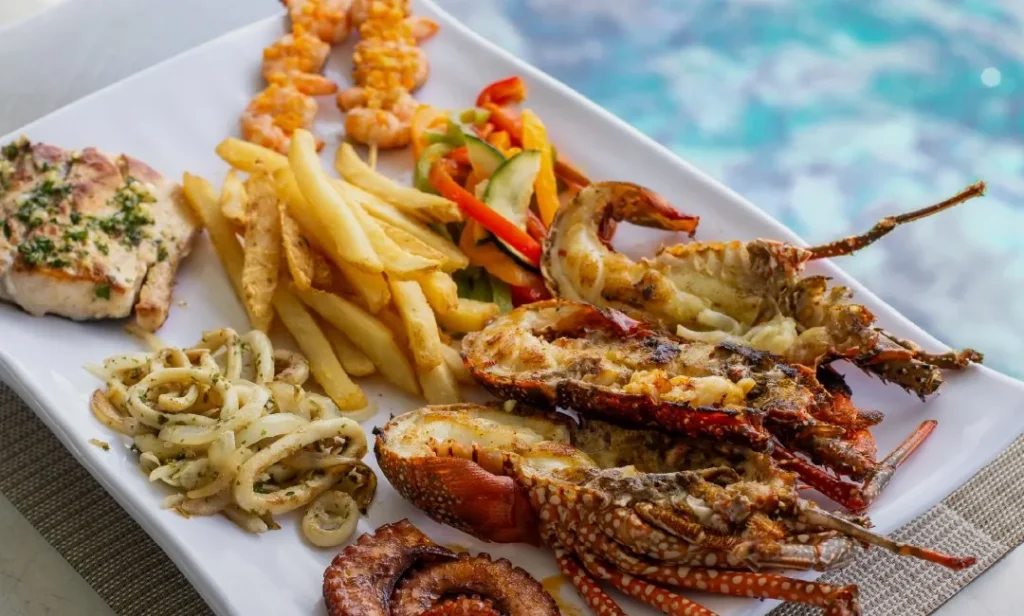 Plato de mariscos con papas servido a bordo