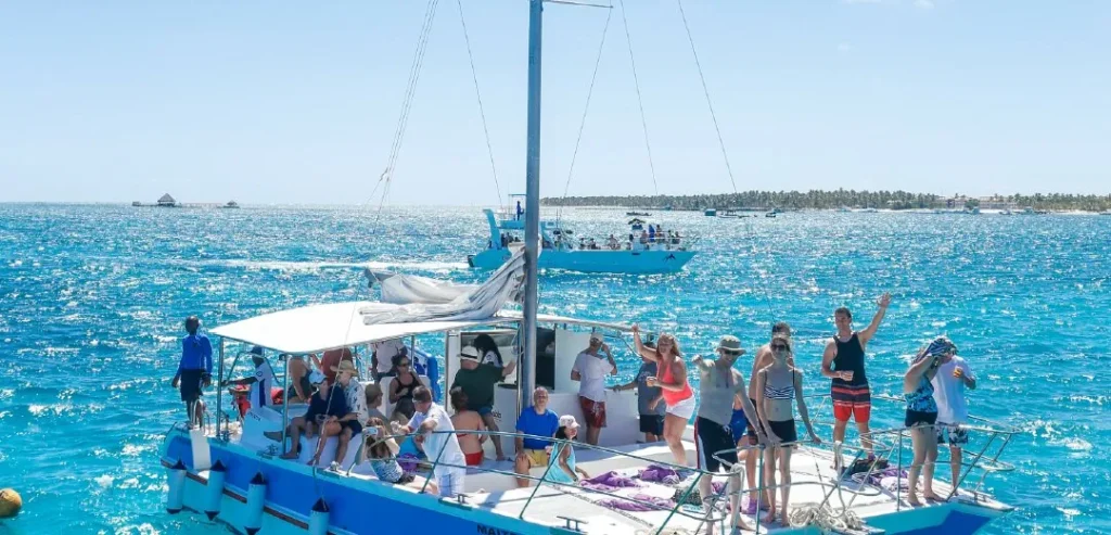 Catamarán navegando de regreso a la marina